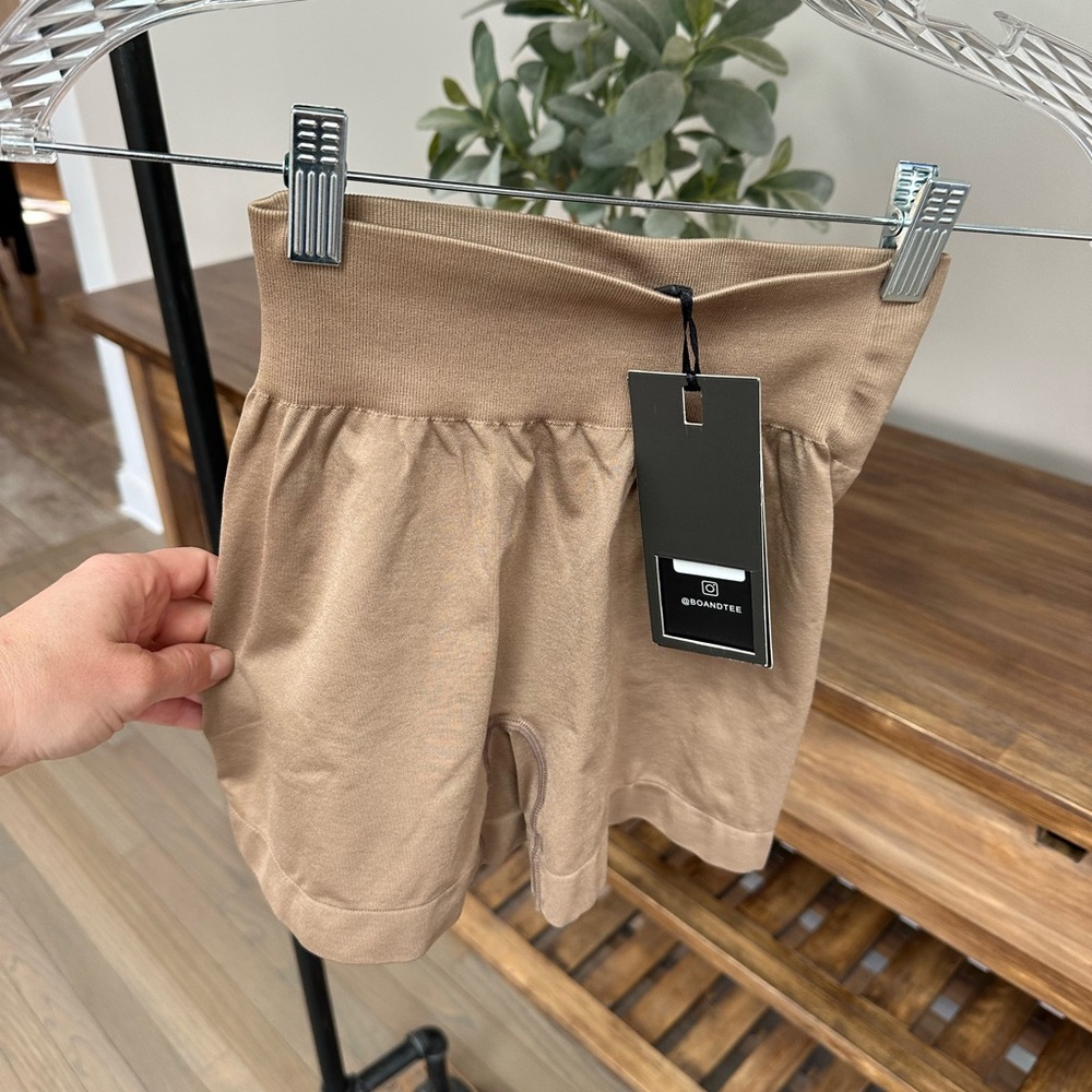 Bo+Tee Booty scrunch shorts